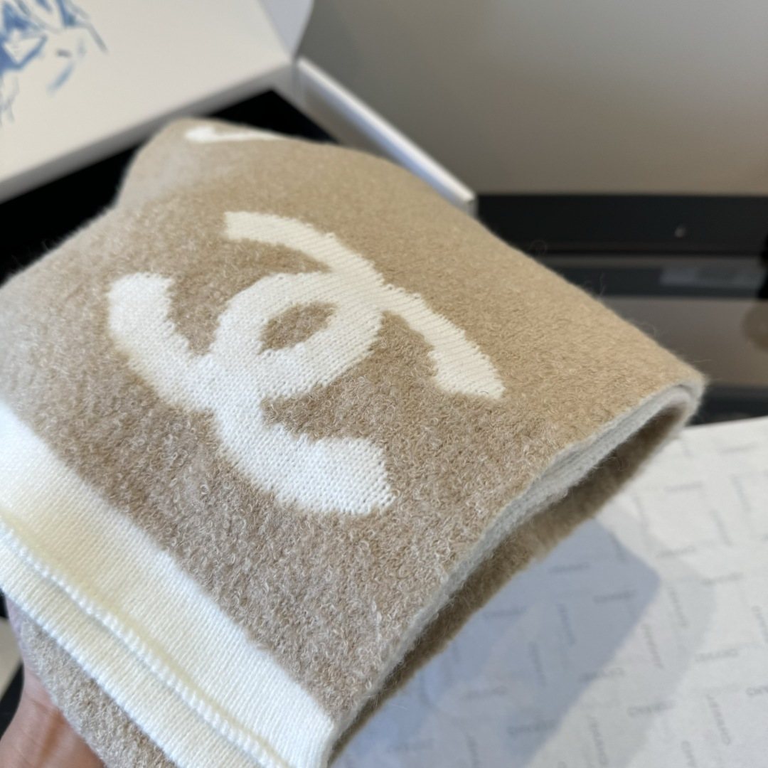 Chanel Logo Motif Knit Scarf — detail